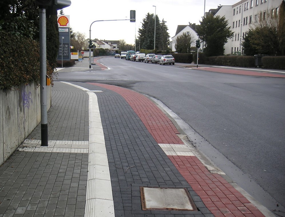 Taktile Radwegplatten aus Beton zur Abgrenzung von Gehwegen zu Radwegen