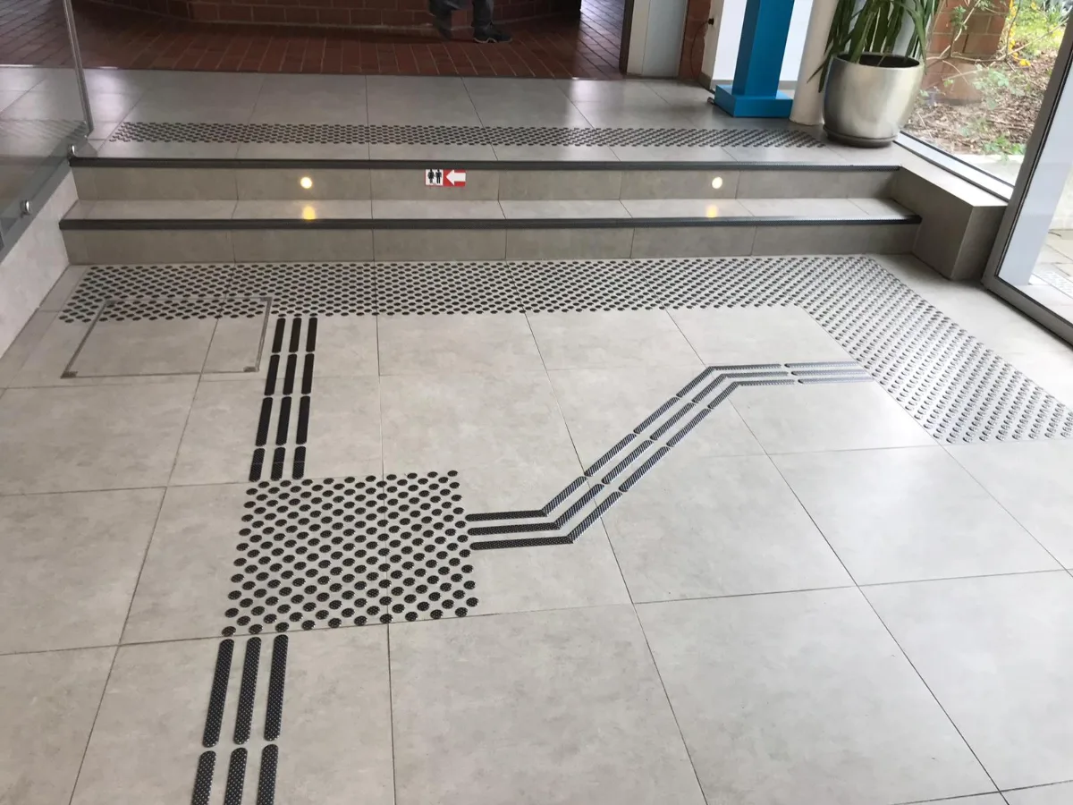 Nachträglich verlegte taktile Edelstahlplatten in einem Tierpark