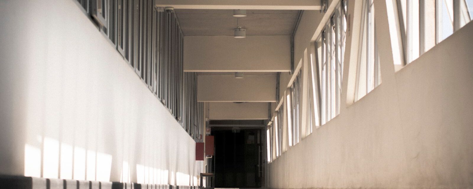 Großzügiger Flur einer Hochschule mit Tageslicht