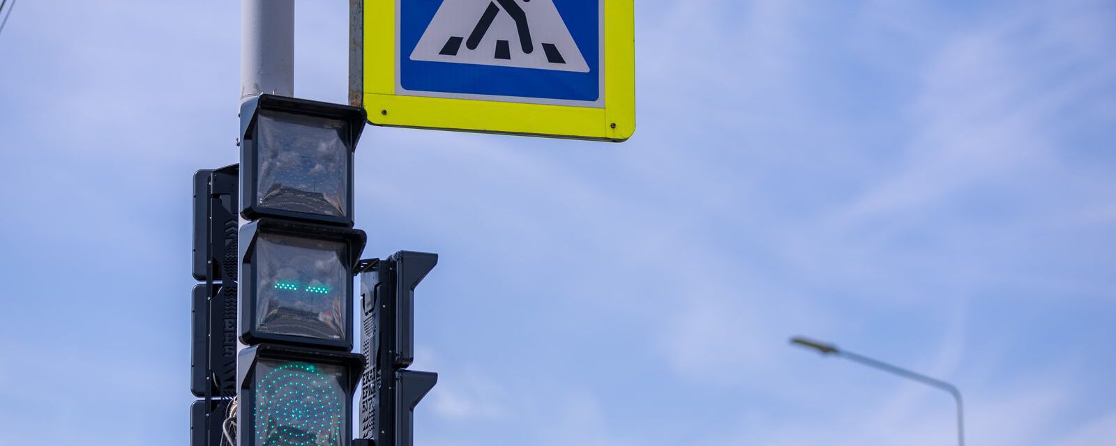 Ampeln mit Fußgängersignal an einer Straßenkreuzung