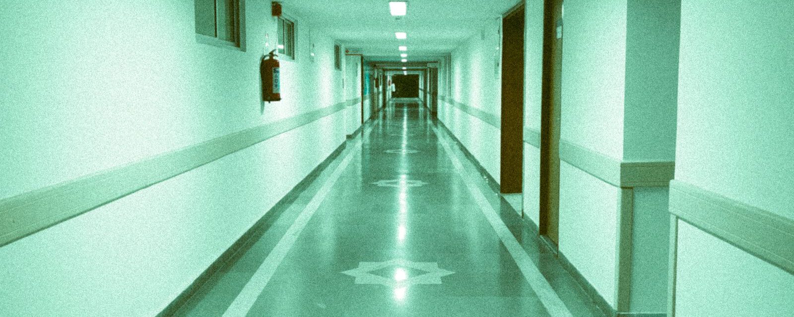 Moderner Krankenhausflur mit langer, gleichförmiger Bodenfläche