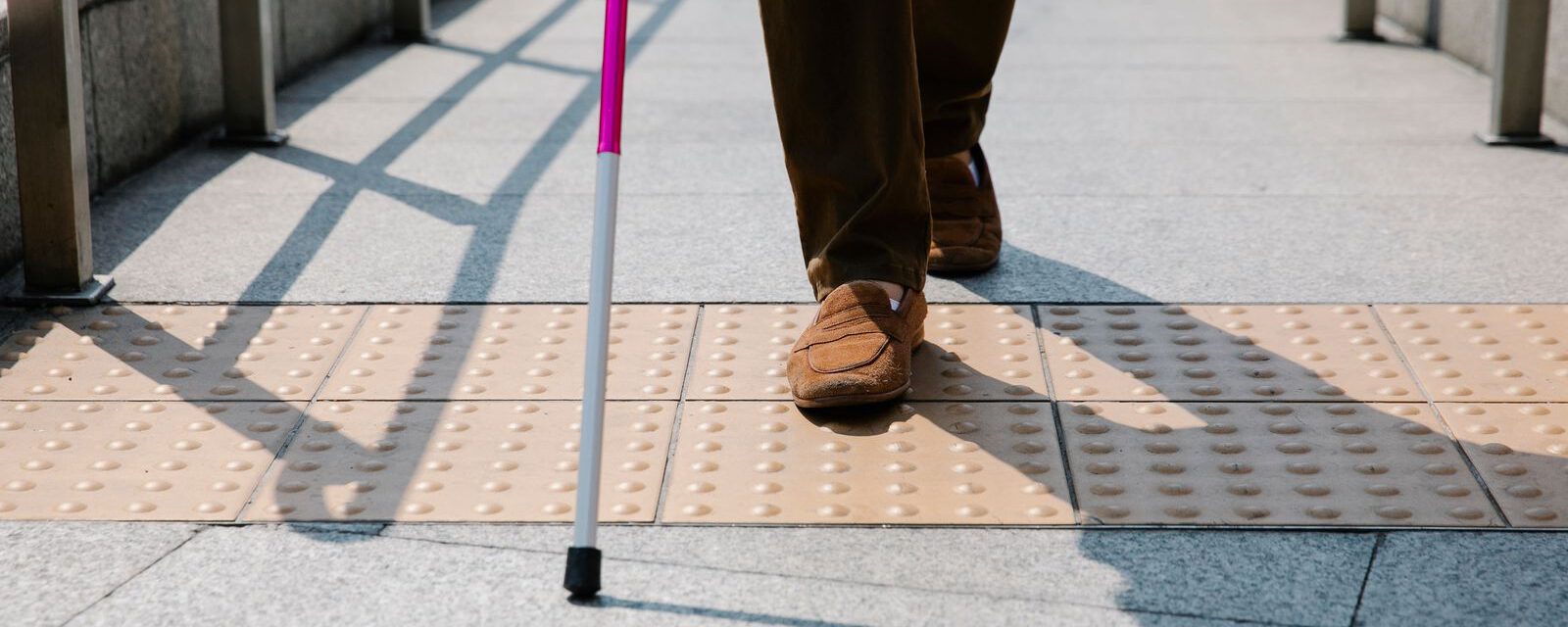 Orientierung mit dem Langstock auf einem taktilen Gehweg