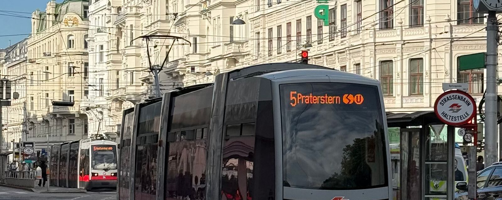 Straßenbahn in Wien vor historischen Gebäuden