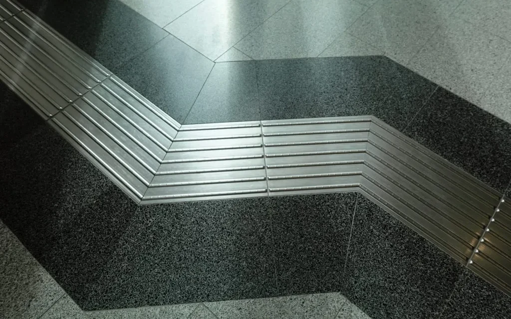 Taktile Edelstahlplatten im Boden eines Gerichtsgebäudes eingebaut