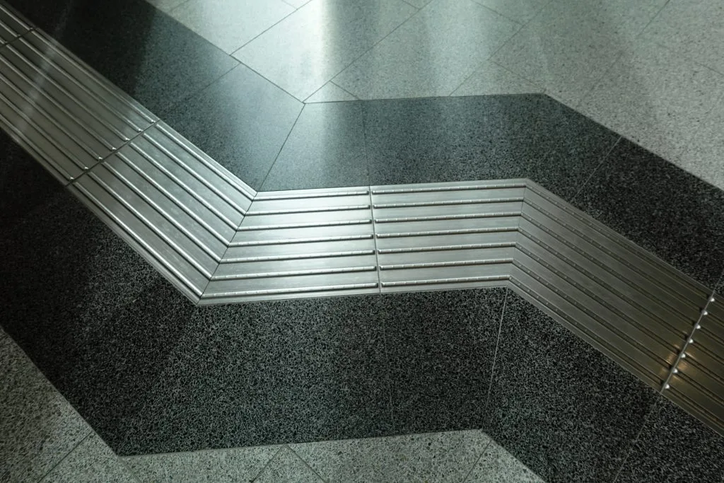 Taktile Edelstahlplatten im Boden eines Gerichtsgebäudes eingebaut