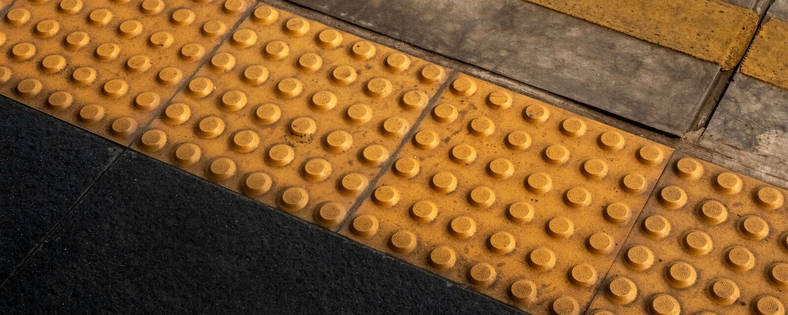 Taktile Leitelemente auf einem Bahnsteig