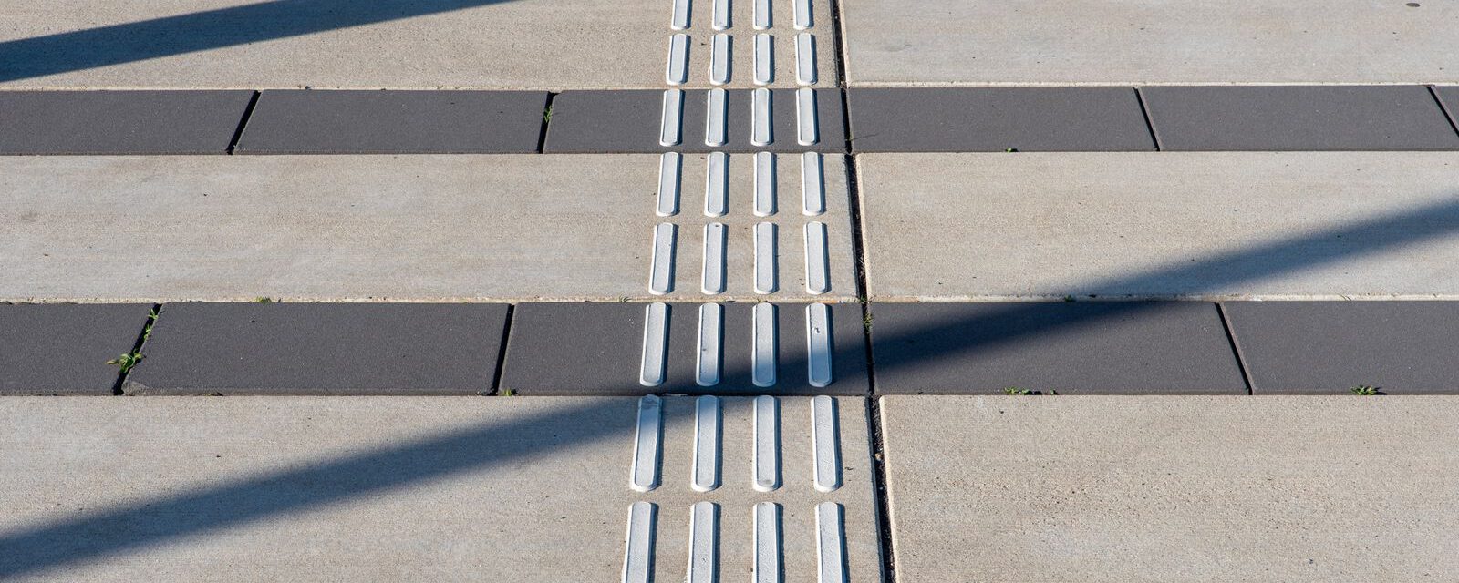 Taktile Bodenindikatoren auf einem städtischen Gehweg