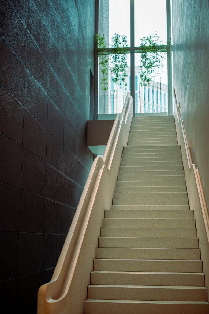 Helle Treppe mit Tageslicht in einem öffentlichen Gebäude